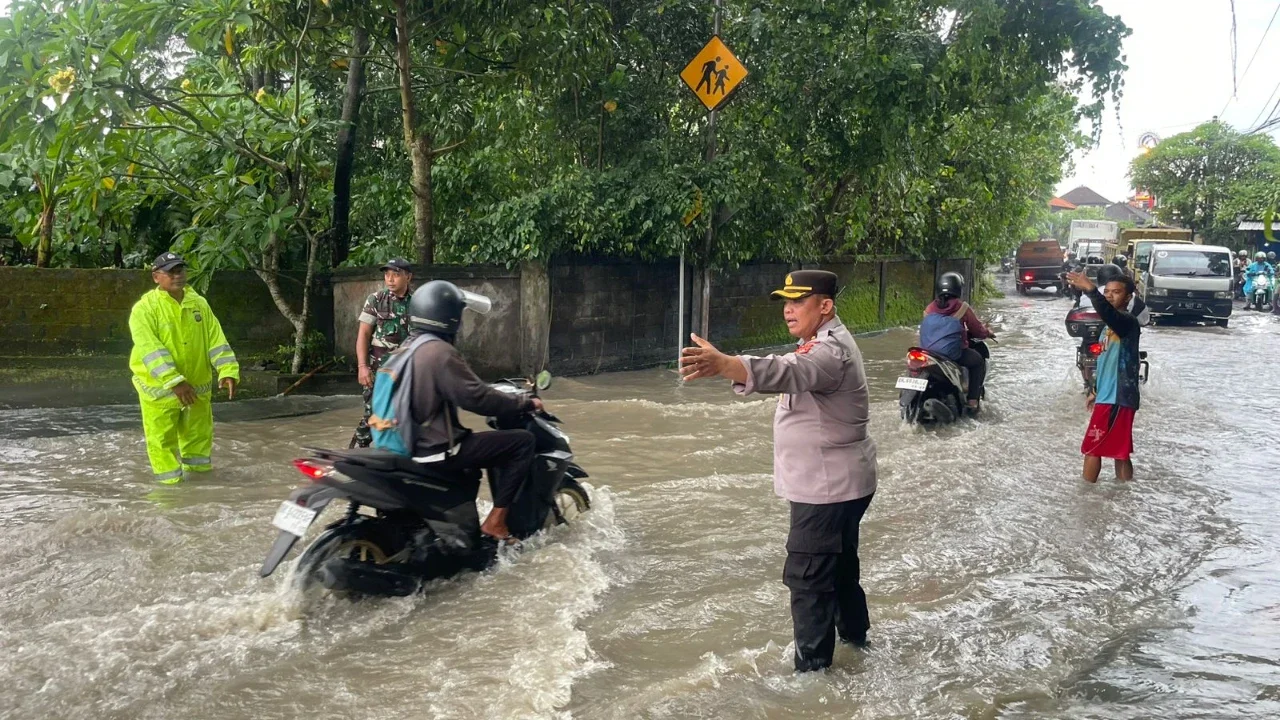 Cuaca Ekstrem di Bali, 2 Mobil Tertimpa Pohon dan Rumah Warga Tersambar Petir