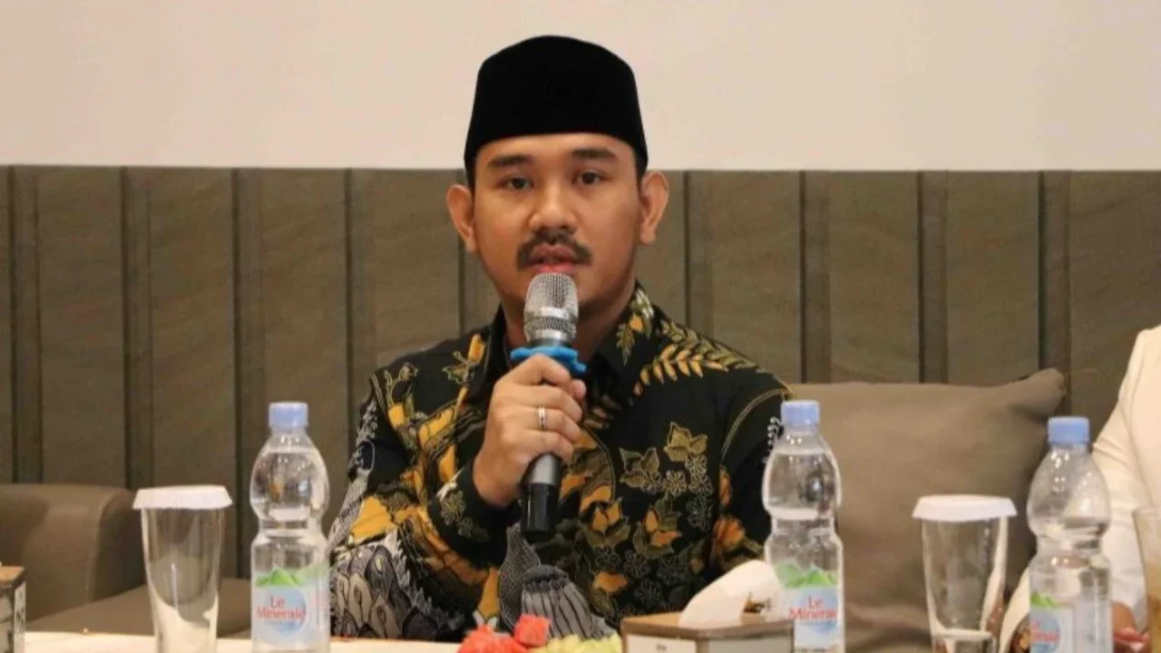 Ade Kuswara Kunang, 31 tahun, resmi menjadi bupati termuda Kabupaten Bekasi, memecahkan rekor usia para pemimpin sebelumnya dan membawa harapan akan inovasi dalam pembangunan daerah.
