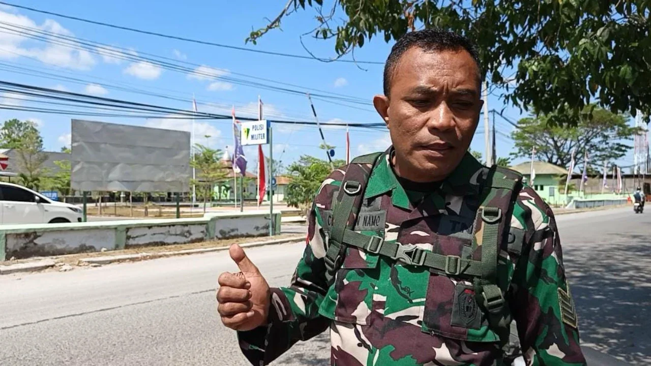 <p>Ayah Prada Lucky Namo, Serma Christian Namo saat mendatangi kantor Denpom Kupang (Liputan6.com/ Ola Keda)</p>