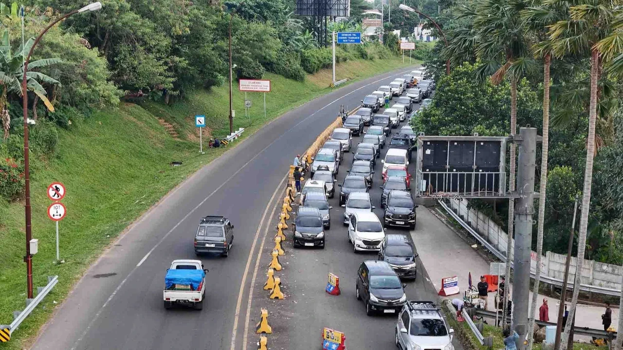 Foto udara antrean kendaraan menuju kawasan Puncak di Gadog, Bogor, Sabtu  (28/6/2025).