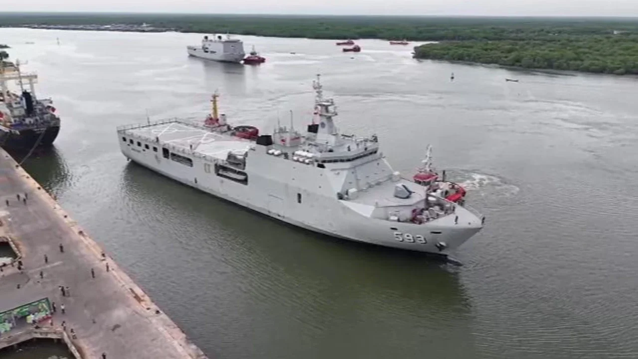 Suplai Logistik Terbatas, KRI BAC-593 Bawa Bantuan 320 Ton Beras Bulog Menuju Nias