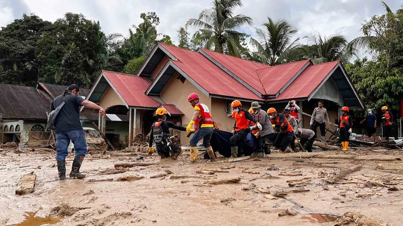 DPR Panggil Mendikdasmen Terkait Nasib 1.009 Sekolah Terdampak Banjir Sumatra