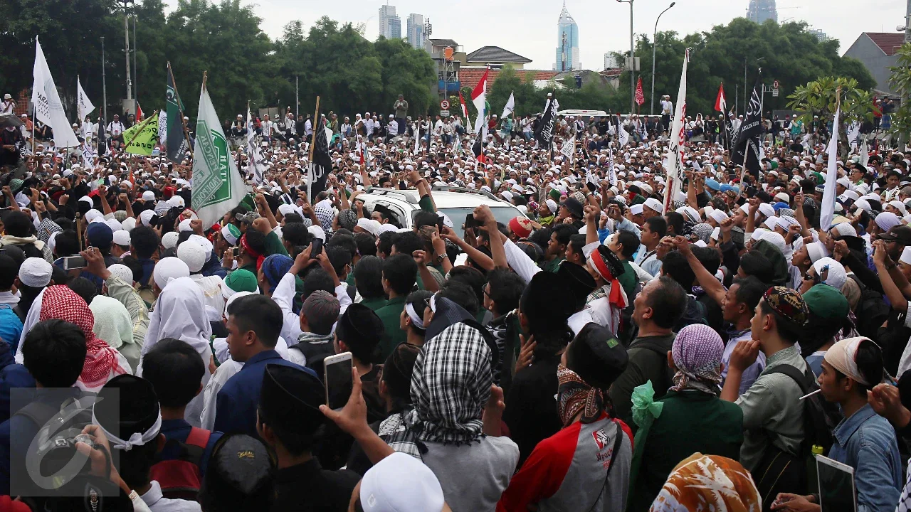 Ribuan massa melakukan aksi damai 212 jilid 2 di depan Gedung Dewan Perwakilan Rakyat, Senayan, Jakarta, Selasa (21/2). Aspirasi tersebut terkait pemberhentian Gubernur DKI Jakarta Basuki Tjahja Purnama (Ahok). (Liputan6.com/JohanTallo)