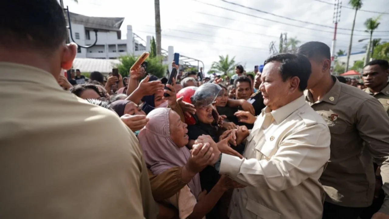 VIDEO: Prabowo Dapat Surat Pengungsi di Padang, Paspampres Buru-Buru Simpan di Saku