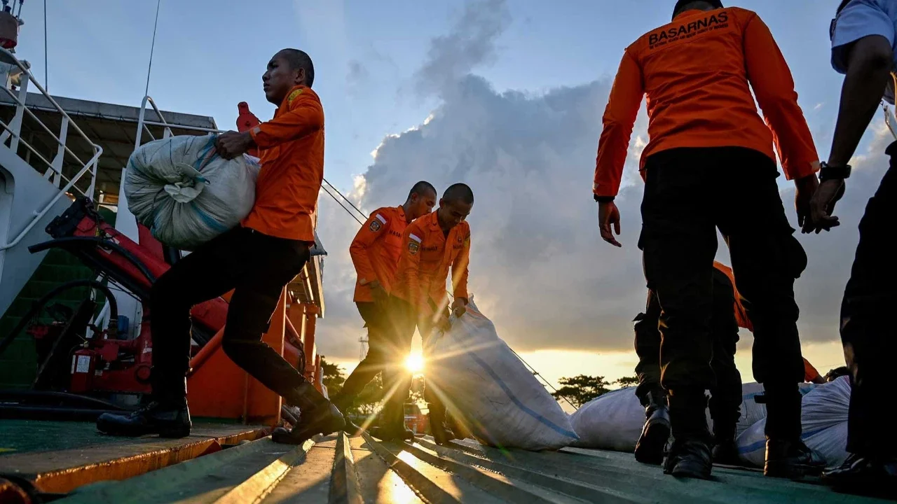 Anggota Badan Nasional Pencarian dan Pertolongan (BASARNAS) sedang memuat   bantuan untuk korban banjir bandang di Banda Aceh, Provinsi Aceh, Senin (01/12/2025).