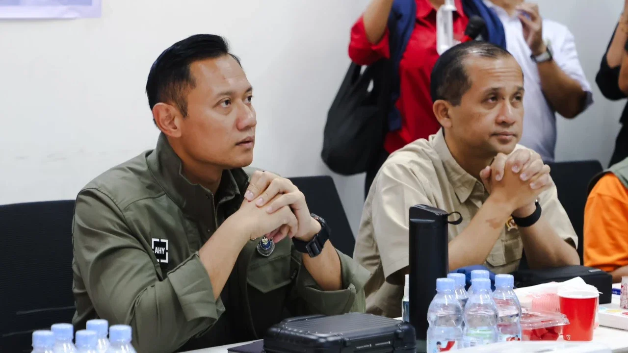 VIDEO: Momen Menko AHY Naik Hercules TNI AU Bawa Bantuan dari Probowo Untuk Korban Longsor di Aceh