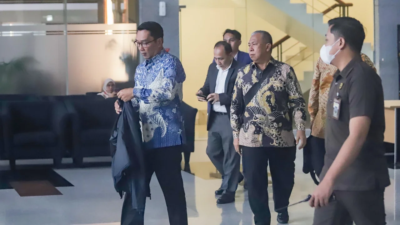 Mantan Gubernur Jawa Barat Ridwan Kamil usai menjalani pemeriksaan di Gedung Merah Putih KPK, Jakarta, Selasa (02/12/2025).