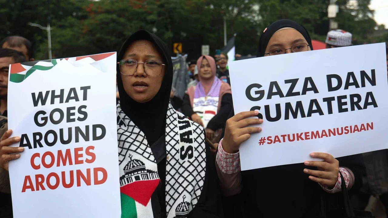 Massa saat melakukan aksi damai bela Palestina di depan kedubes Amerika Serikat di Jakarta, , Selasa (02/12/2025).