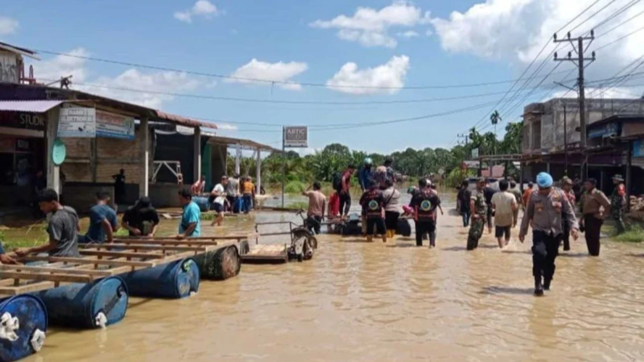 Salurkan Bantuan Logistik, BUMN PalmCo Tembus Wilayah Terisolasi Bencana Sumatera