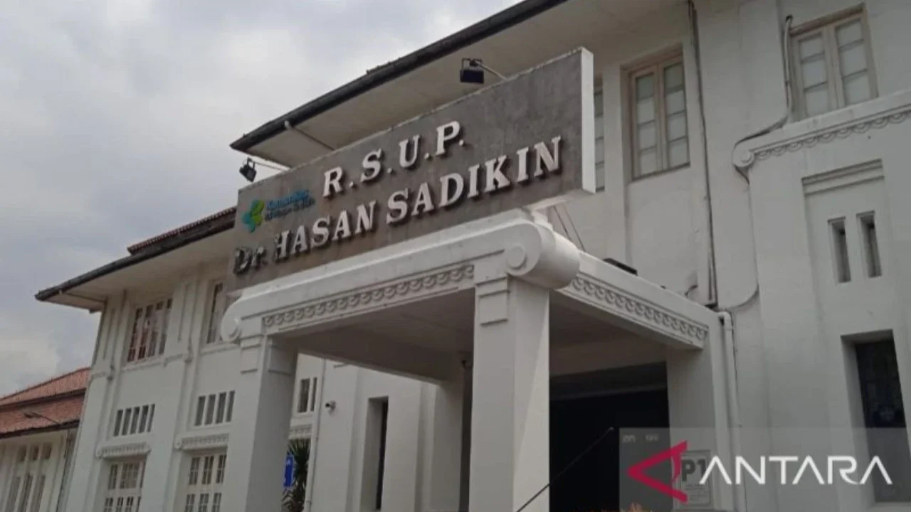 Kepala Divisi Nefrologi Klompok Staf Medis (KSM) Ilmu Kesehatan Anak (IKA) RSHS, Prof Dany Hilmanto (kanan) dan Staf Divisi Nefrologi KSM IKA RSHS Ahmedz Widiasta (kiri), saat konferensi pers di RSHS, Rabu (19/10/2022).