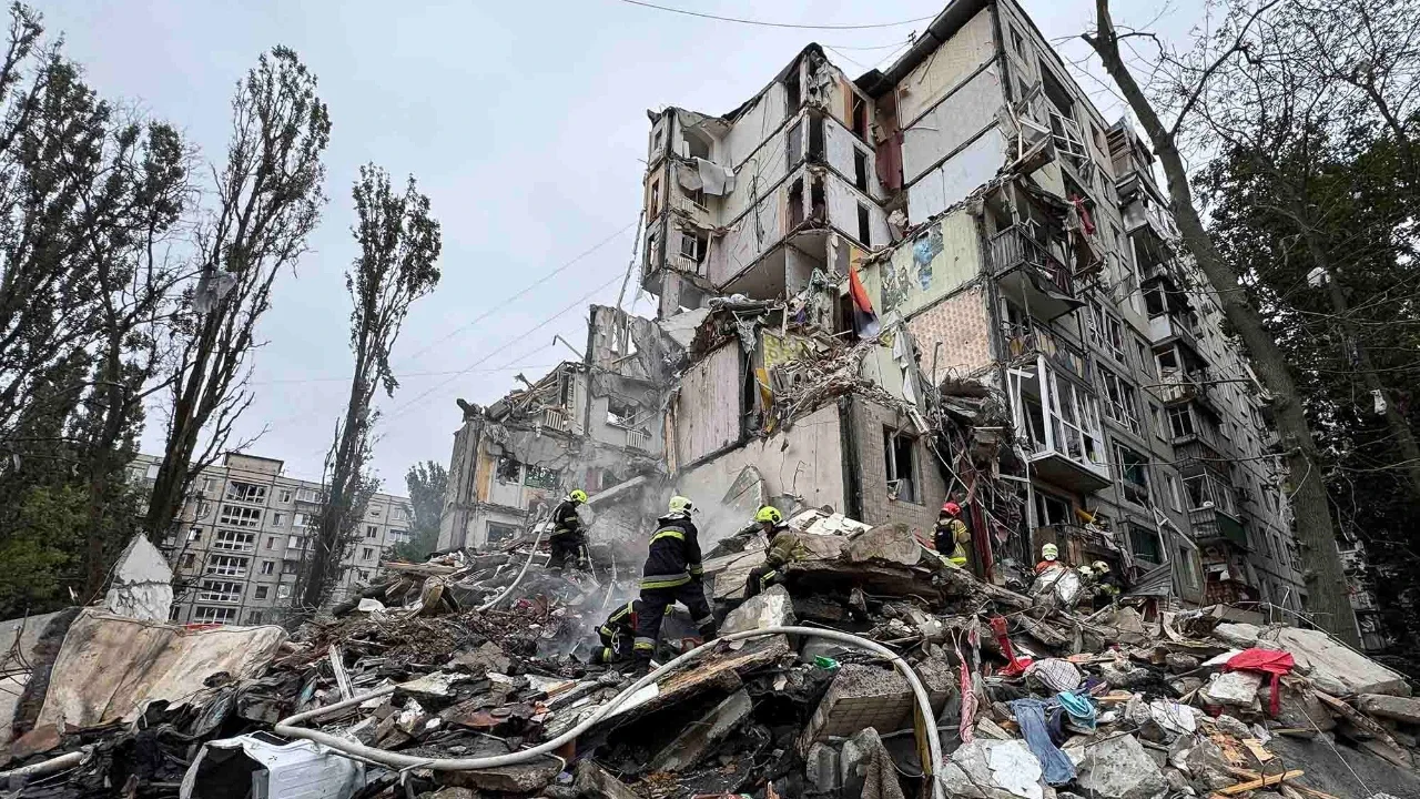 Petugas tanggap darurat Ukraina berjibaku di tengah puing-puing bangunan permukiman yang hancur akibat serangan udara Rusia di Kyiv, Kamis (31/07/2025).