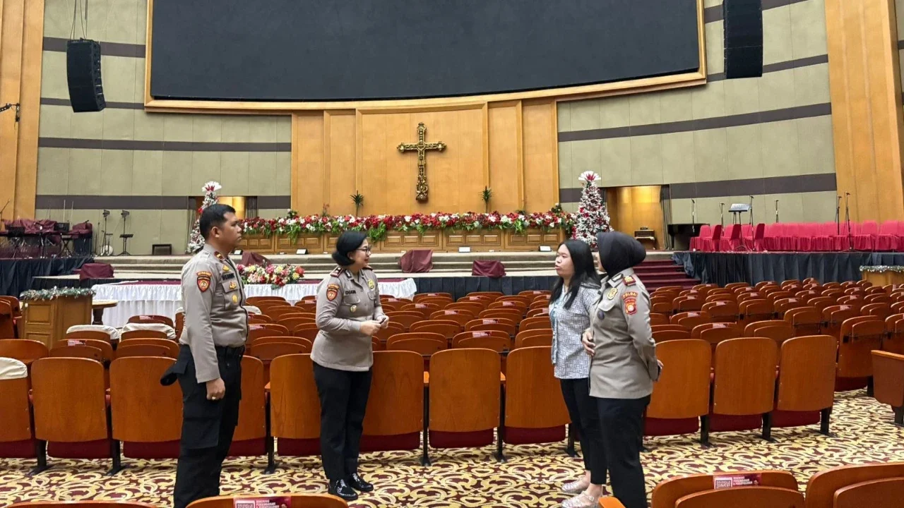 Patroli anggota Polri di sejumlah gereja di Jakarta, Jumat (21/12/2025) malam.