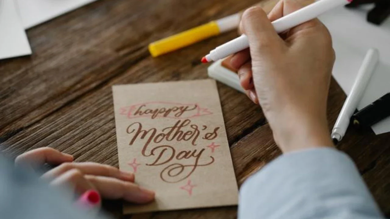 Merayakan Hari Ibu Internasional bocah ini menulis surat untuk ibunya. Bukannya gemas, netizen malah geram melihat tulisannya. (Ilustrasi: ThoughtCo)