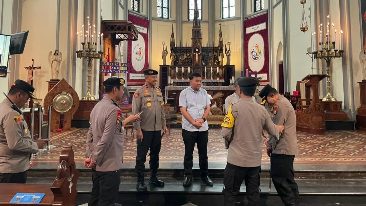 Petugas Polri melakukan pengecekan kesiapan pengamanan di Gereja Katedral dalam rangka Operasi Lilin 2025 menjelang perayaan Natal dan Tahun Baru, Sabtu (20/12/2025).