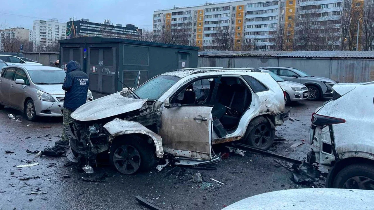 Penyidik memeriksa lokasi ledakan mobil di Moskow yang menewaskan Letnan Jenderal Fanil Sarvarov, Kepala Direktorat Pelatihan Operasional Staf Umum Angkatan Bersenjata Rusia, Senin (22/12/2025).