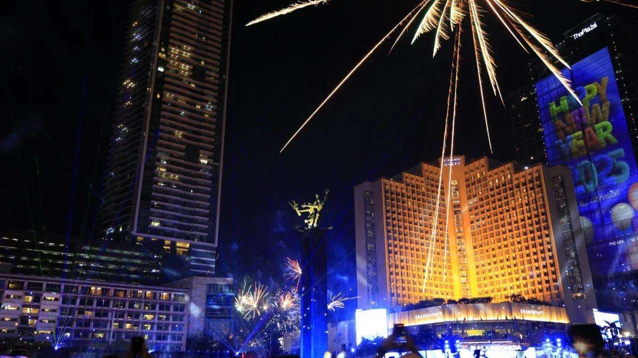 Atraksi drone 'Happy New Year 2025' menghiasi perayaan malam Tahun Baru 2025 di kawasan Bundaran HI, Jakarta, Rabu (1/1/2025).