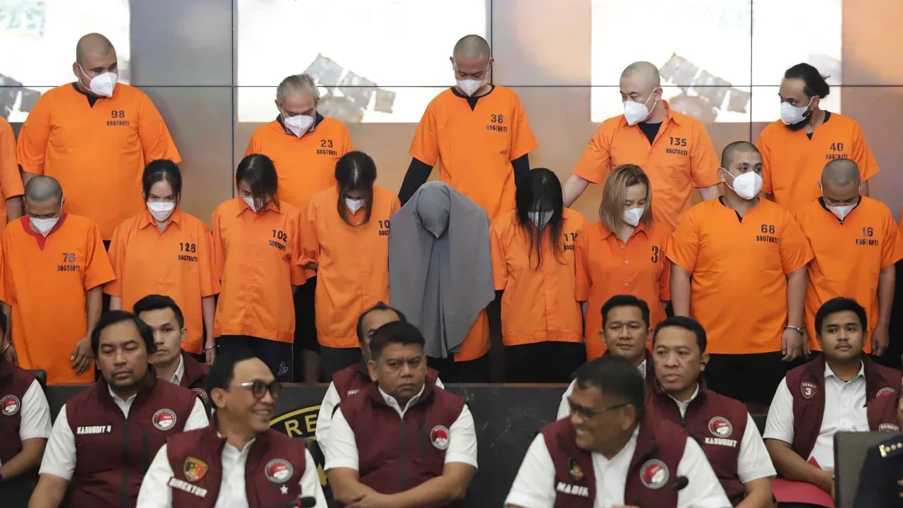 17 tersangka anggota jaringan pengedar narkoba digelandang aparat kepolisian saat konferensi pers di Bareskrim Mabes Polri, Jakarta, Senin (22/12/2025). Mereka diduga hendak mengedarkan narkoba pada gelaran konser Djakarta Warehouse Project (DWP) yang berlangsung di Bali.