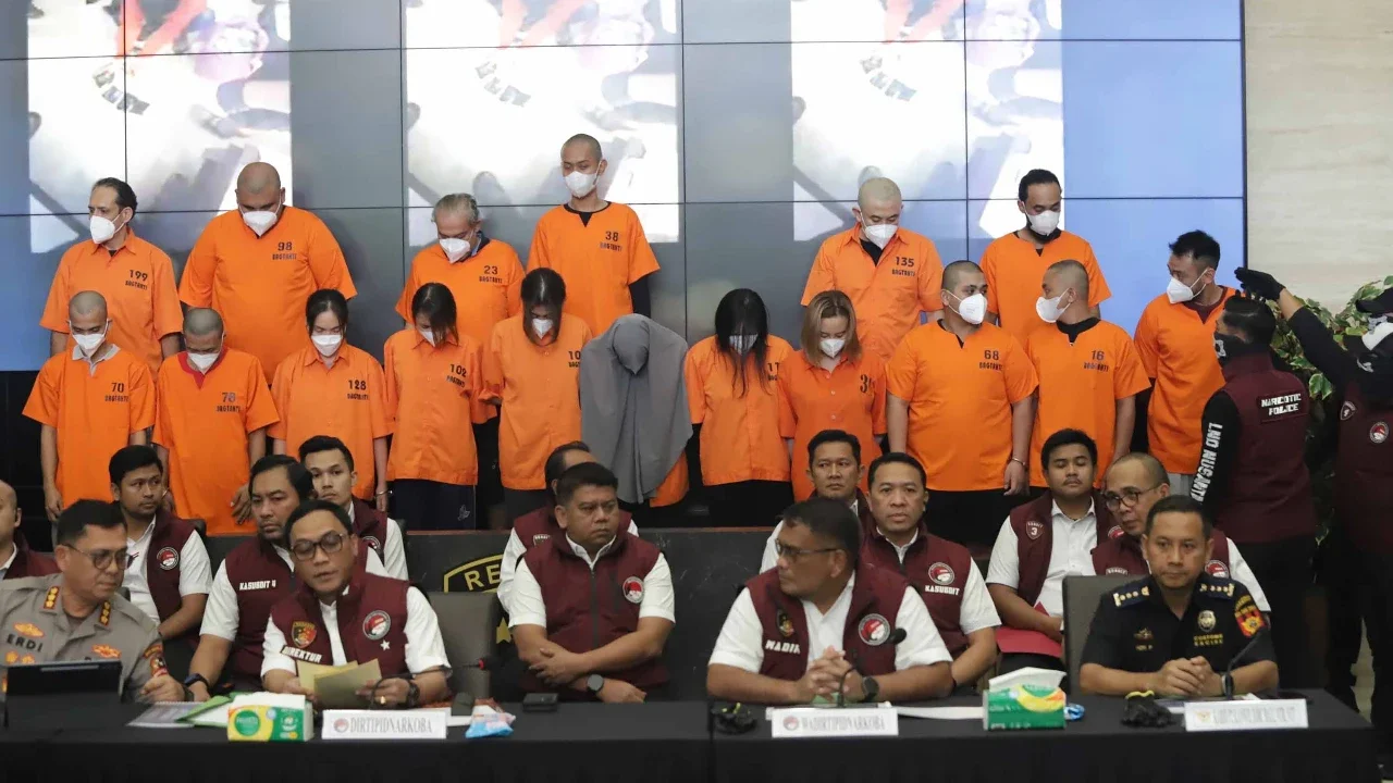 17 tersangka anggota jaringan pengedar narkoba digelandang aparat kepolisian saat konferensi pers di Bareskrim Mabes Polri, Jakarta, Senin (22/12/2025). Mereka diduga hendak mengedarkan narkoba pada gelaran konser Djakarta Warehouse Project (DWP) yang berlangsung di Bali.