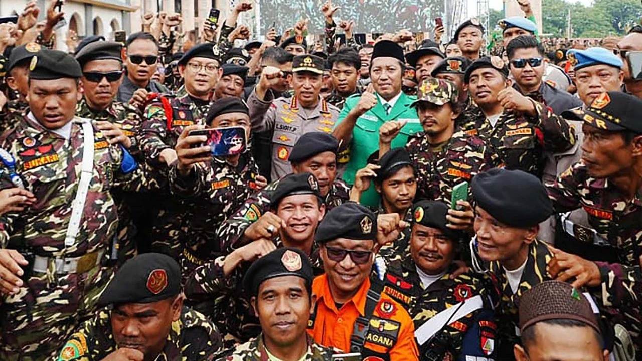 Kapolri Jenderal Polisi Listyo Sigit Prabowo saat memimpin Apel Kebangsaan Banser di Halaman Masjid Syarif Abdurachman, Cirebon, Jawa Barat, Selasa (23/12/2025).