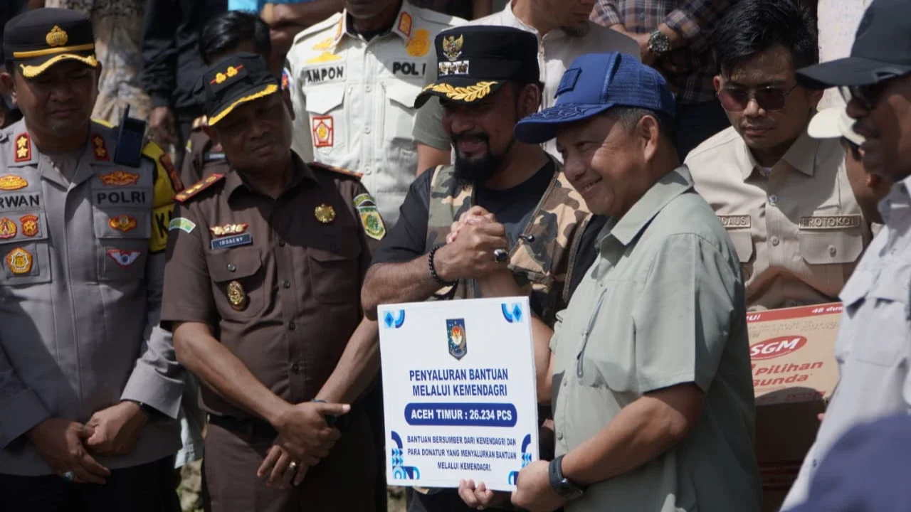 Dari Aceh Tamiang, Mendagri Bertolak ke Aceh Timur Serahkan Bantuan
