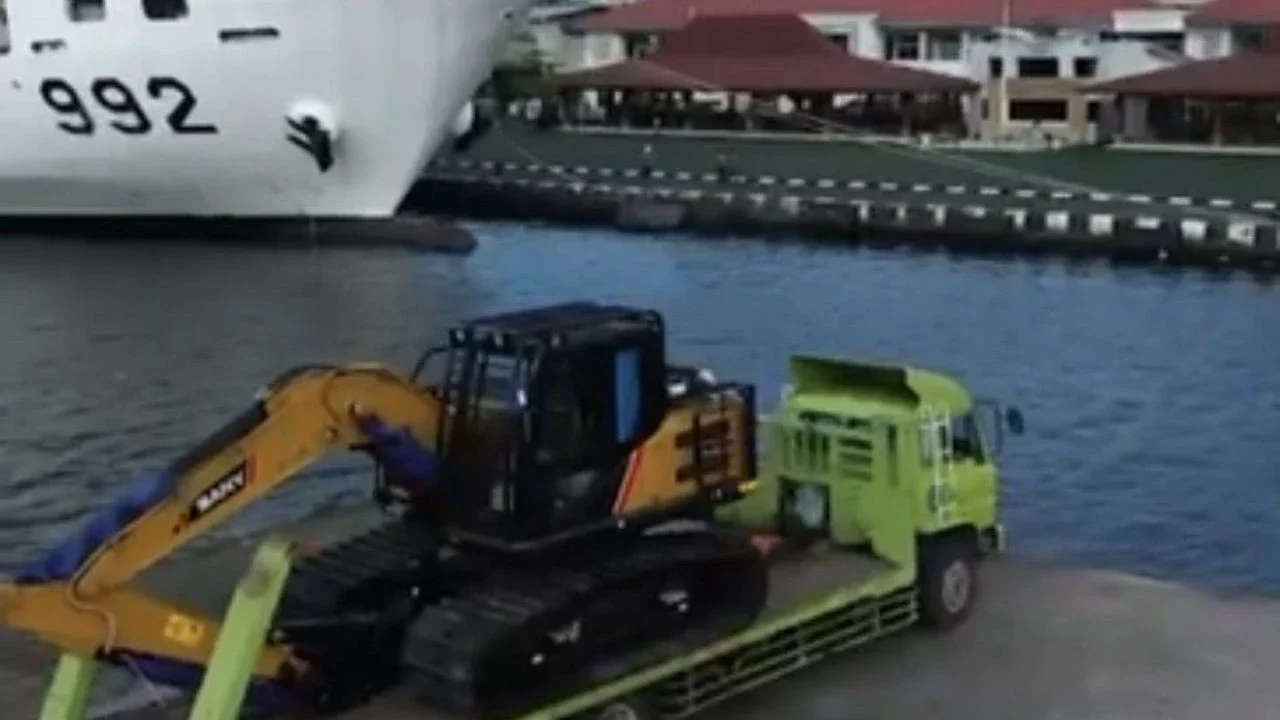H Isam Kirim 13 Eskavator Bantu Percepatan Pulihkan Aceh