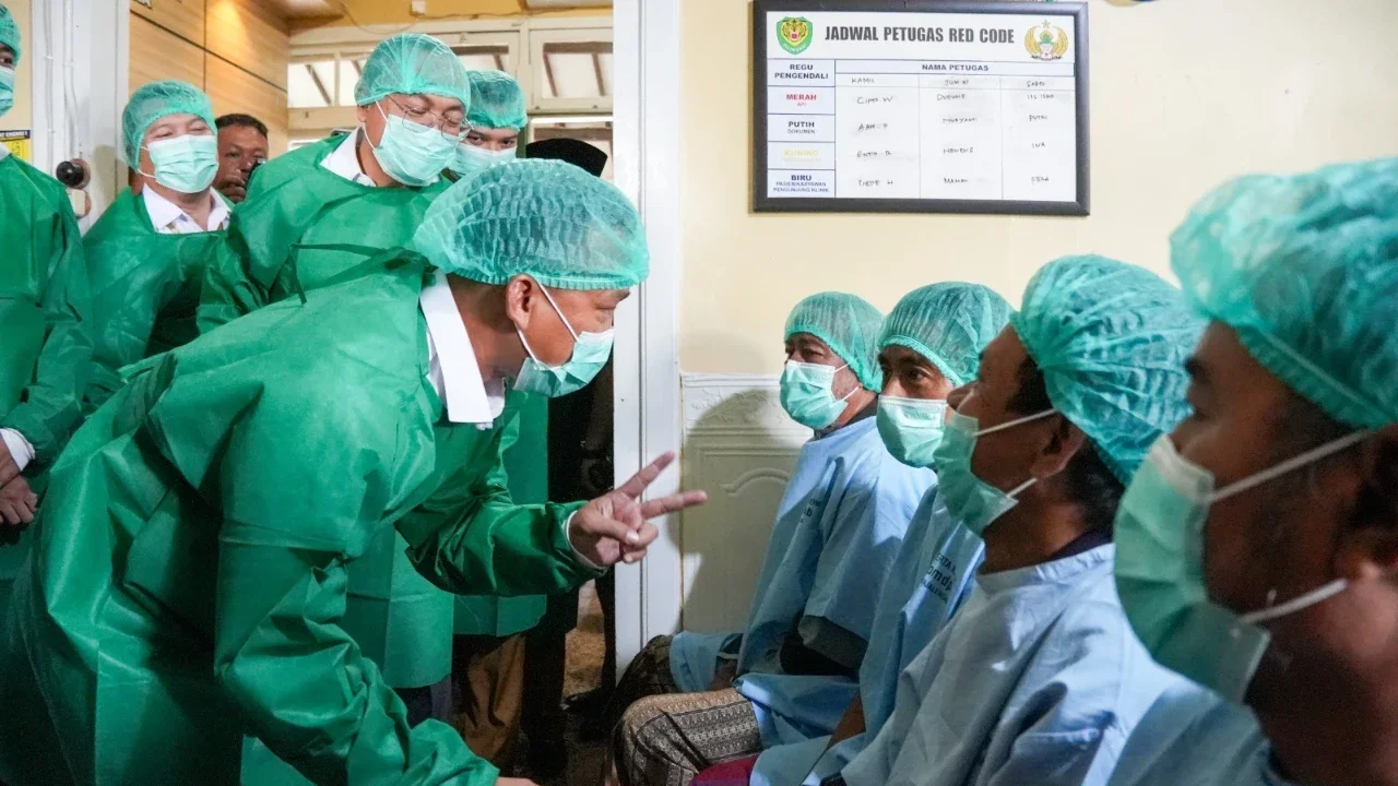 Menteri Kependudukan dan Pembangunan Keluarga/Kepala BKKBN Wihaji menemui para peserta vasektomi saat mengantre panggilan untuk dilakukan tindakan vasektomi di Majalengka, Jawa Barat (21/04/2025).