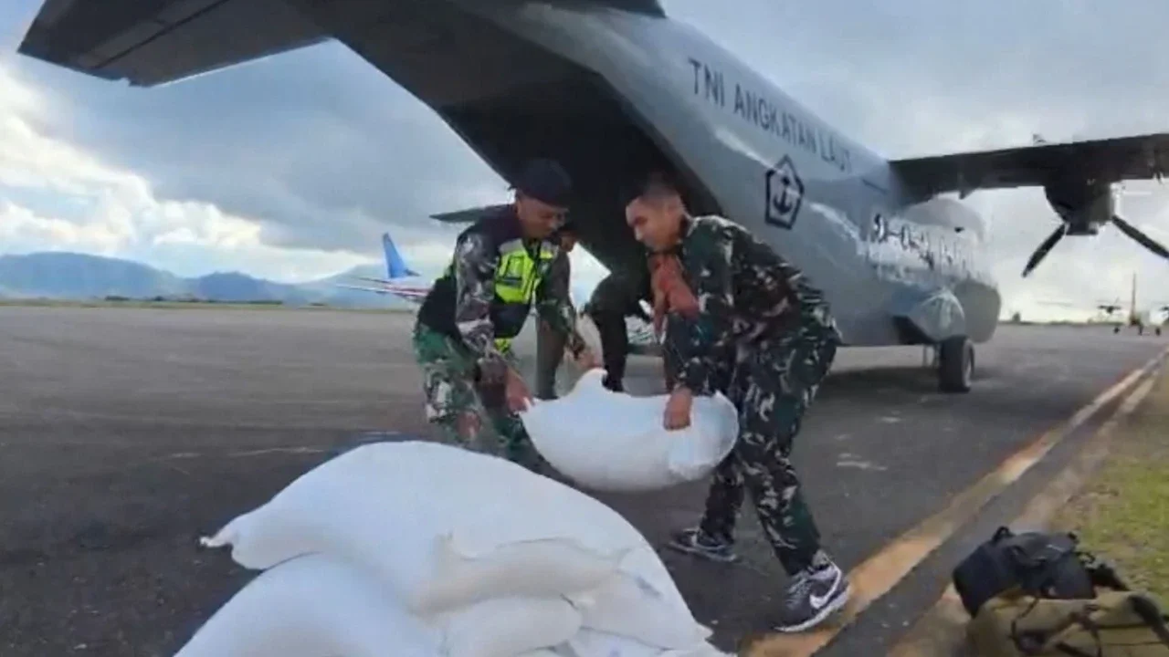 TNI AL Dukung Penanganan Bencana Lewat Distribusi Logistik Udara di Aceh