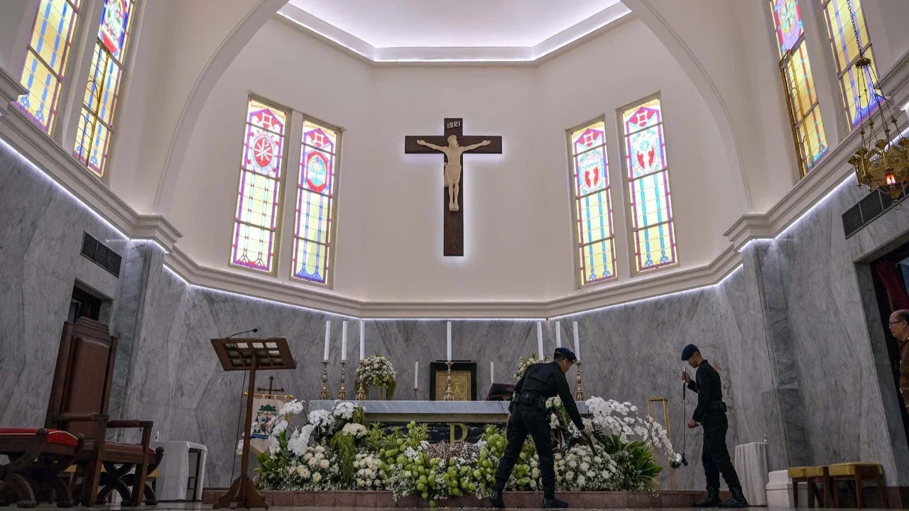 Anggota Gegana Brimob  Polri melakukan pemeriksaan keamanan di Gereja Katedral Hati Kudus Yesus menjelang  malam Natal di Surabaya, Provinsi Jawa Timur, Rabu (24/12/2025).