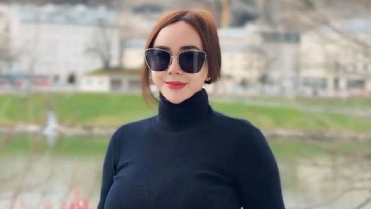 Gaya Aura Kasih liburan ke luar negeri. [IG: @aurakasih]