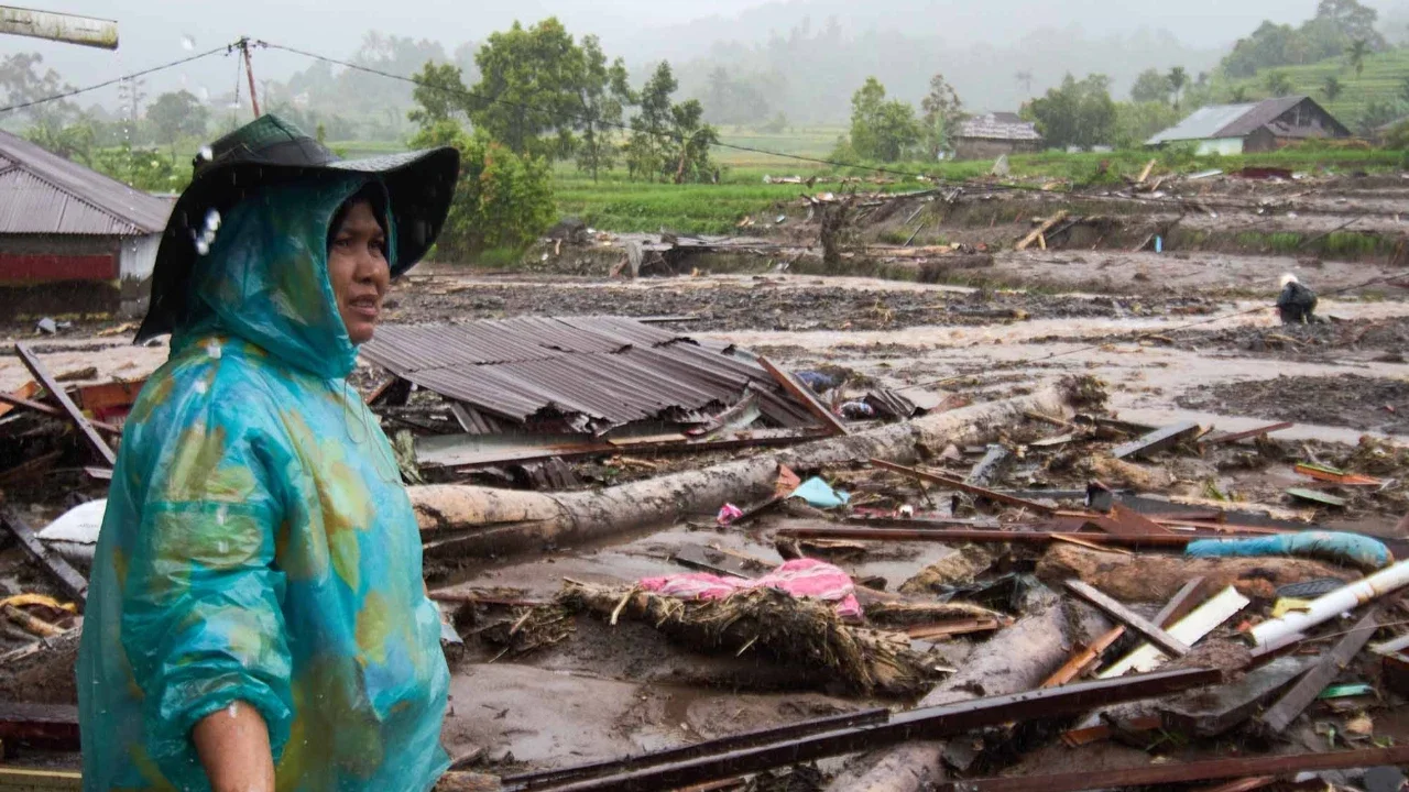 Beri Dukungan Moril, Karyawati PLN IP Turun Tangan Bantu Korban Banjir Sumbar dan Sumut