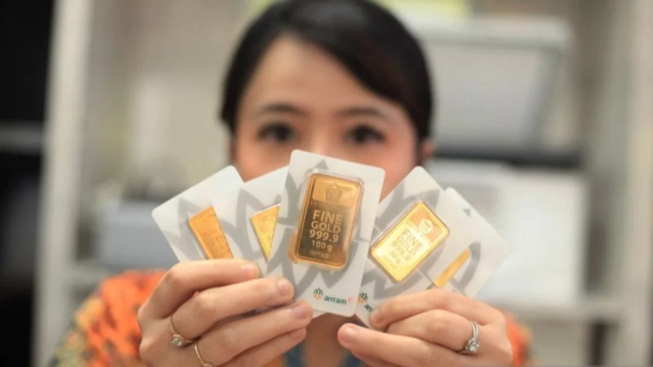 ANTAM perkuat stok emas di pasaran melalui mekanisme buyback dan kolaborasi dengan tambang dalam negeri, di tengah harga emas yang melonjak dan penyesuaian tata kelola sourcing.