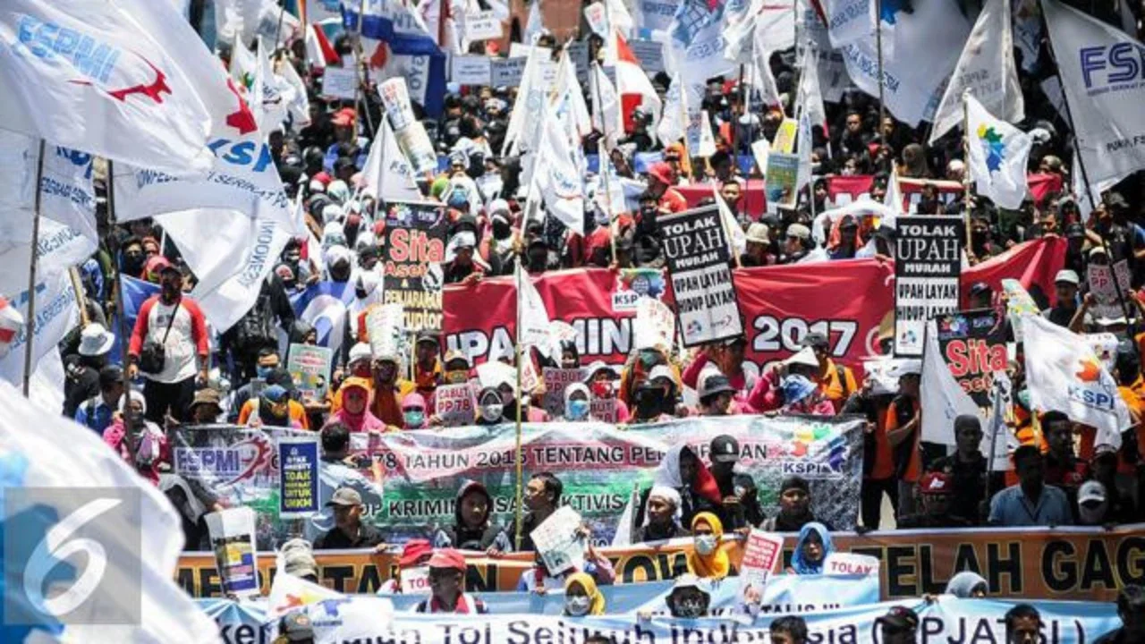 Ribuan buruh dari berbagai elemen melakukan longmarch menuju depan Istana Negara, Jakarta, Kamis (29/9). Dalam aksinya mereka menolak Tax Amnesty serta menaikan upah minumum provinsi (UMP) se