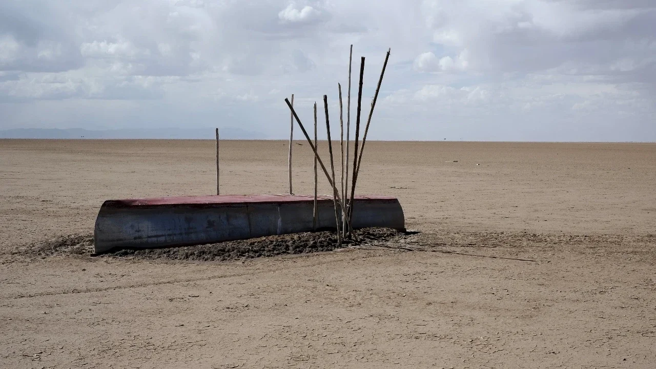 Perahu nelayan yang ditinggalkan begitu saja di tengah Danau Poopo, La Paz, Bolivia, (17/12). Sejumlah warga terpaksa bermigrasi dari wilayah tersebut. (REUTERS/David Mercado)