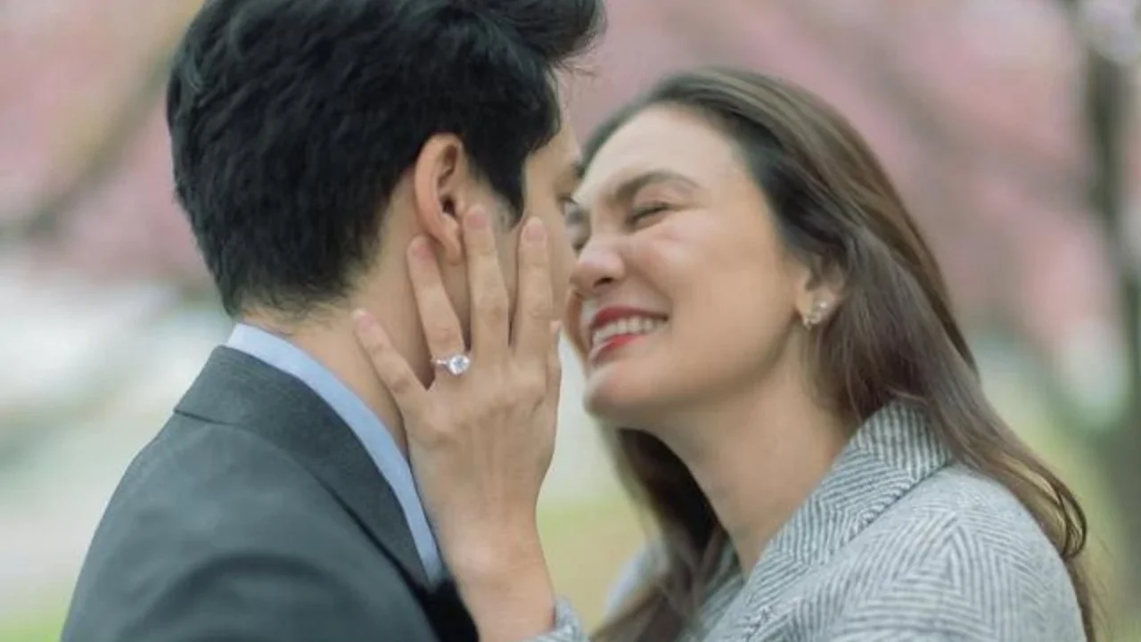 Foto Detail Cincin Syifa Hadju saat Dilamar El Rumi, Elegan dengan Berlian Mewah 3.01 Karat (sumber: Instagram/syifahadju)