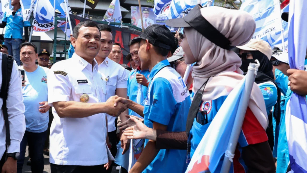 Buruh Geruduk Gubernur Jateng Menyikapi Kenaikan UMP Rp158 Ribu