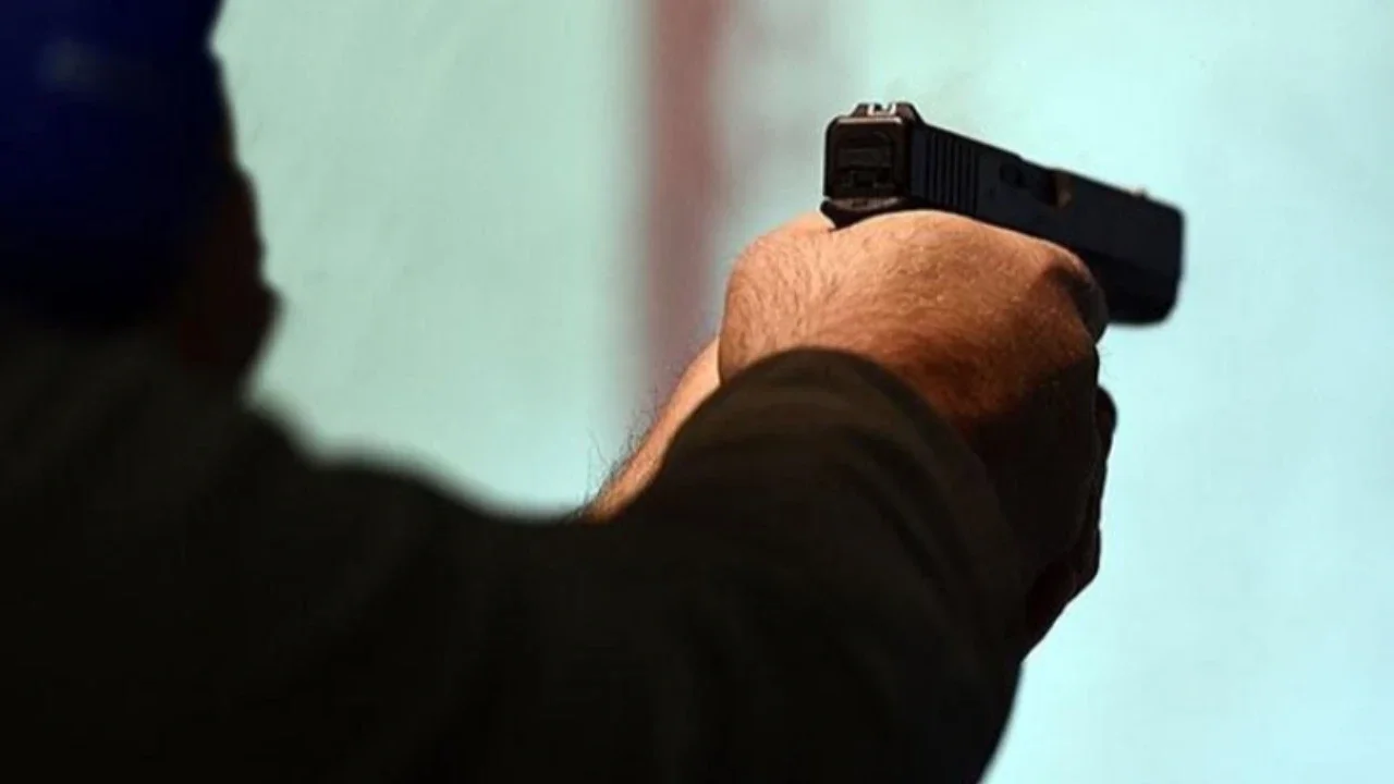 VIDEO: Pria Berjaket Ojol Tembak Kakek-Kakek Tipu Jual Beli Emas, Berakhir Bonyok Dibogem