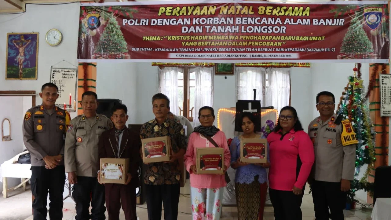Polres Tapteng Rayakan Natal 2025 Bersama Pengungsi Korban Bencana di GOR Pandan