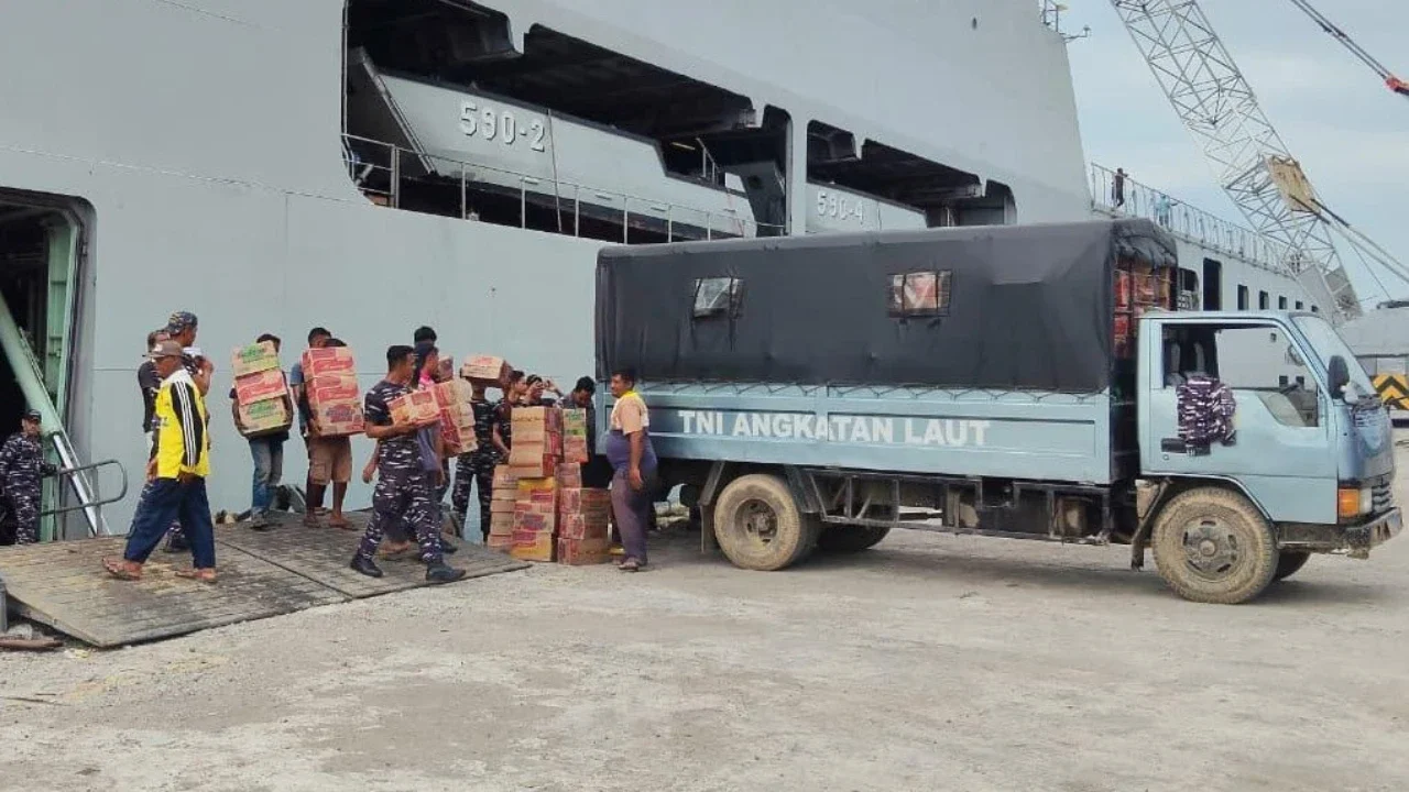 KRI Makassar-590 yang membawa bantuan logistik korban benca alam Aceh saat tiba di Pelabuhan Krueng Geukueh, Kecamatan Muara Satu, Kota Lhokseumawe, Kamis (25/12/2025).