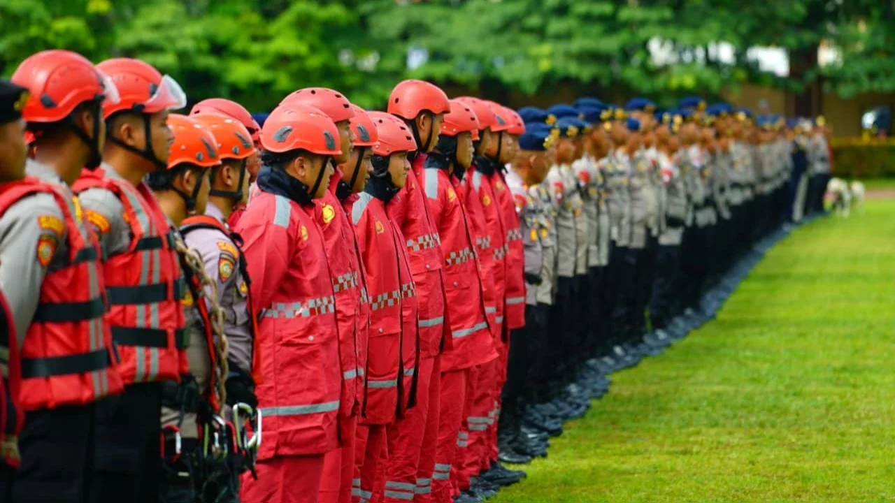 Apel pemberangkatan personel Polri dalam rangka penanggulangan bencana Sumatera di Lapangan Bhayangkara Mabes Polri, Jumat (26/12/2025).