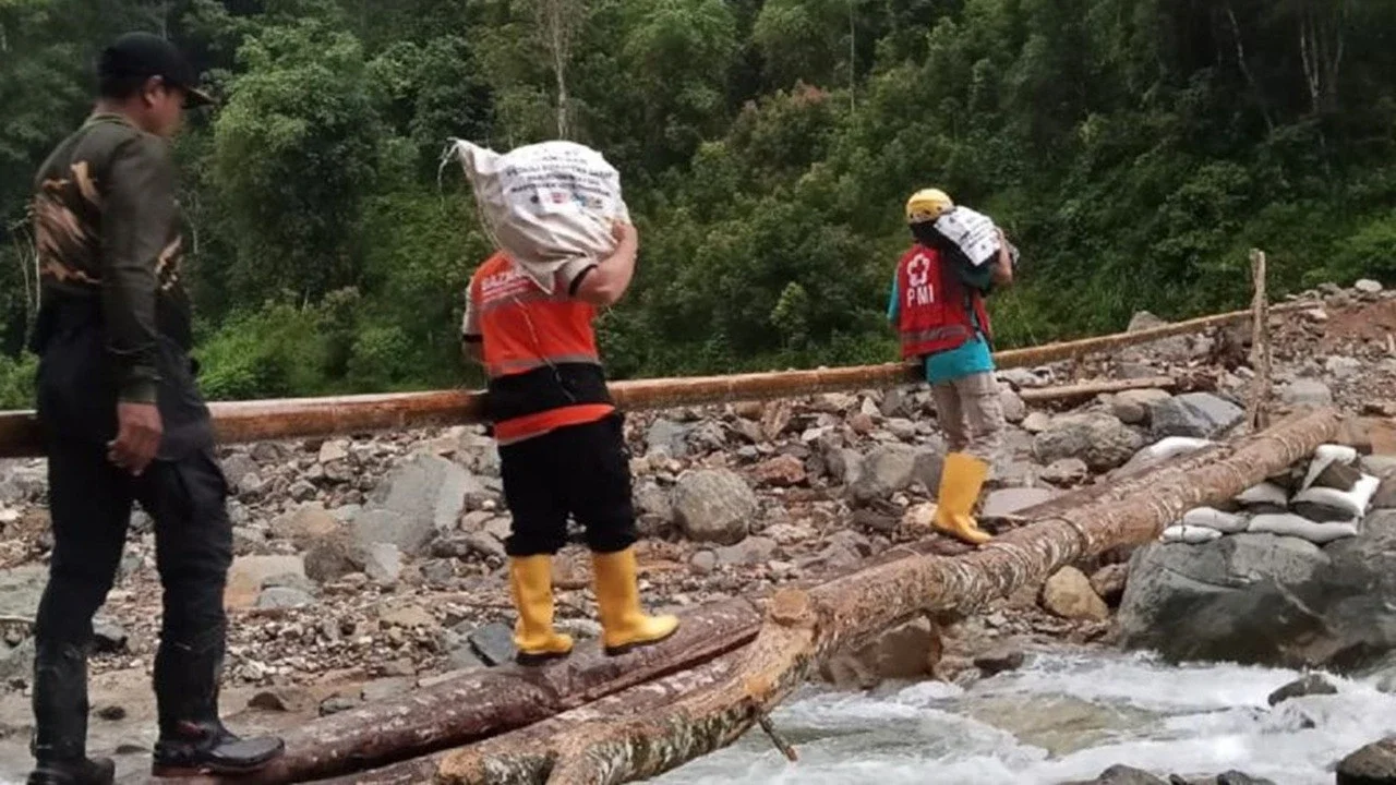Menyusuri Sungai Demi Antarkan Bantuan Korban Bencana Sumbar