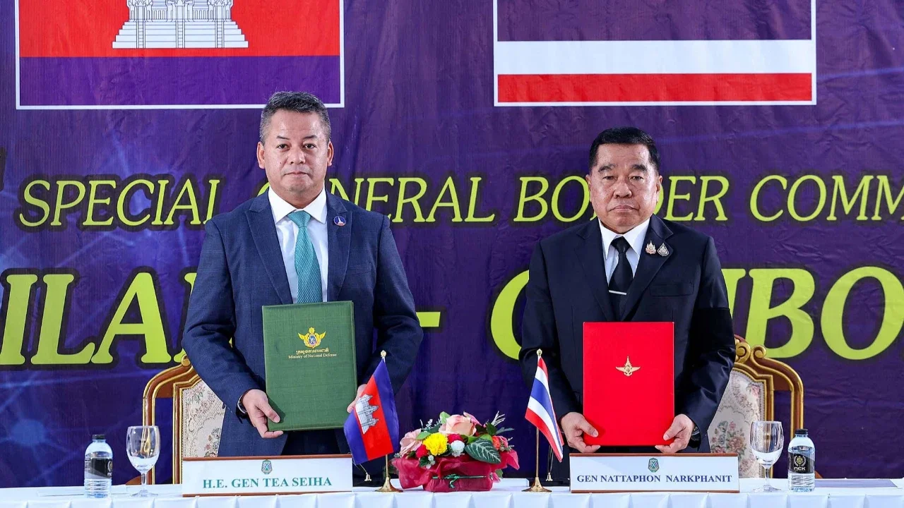 Menteri Pertahanan Kamboja Tea Seiha (kiri) dan Menteri Pertahanan Thailand Nattaphon Narkphanit (kanan) menujukkan dokumen saat pertemuan khusus Komite Perbatasan Umum (GBC) di pos pemeriksaan perbatasan di provinsi Chanthaburi, Thailand. Sabtu (27/12/2025).