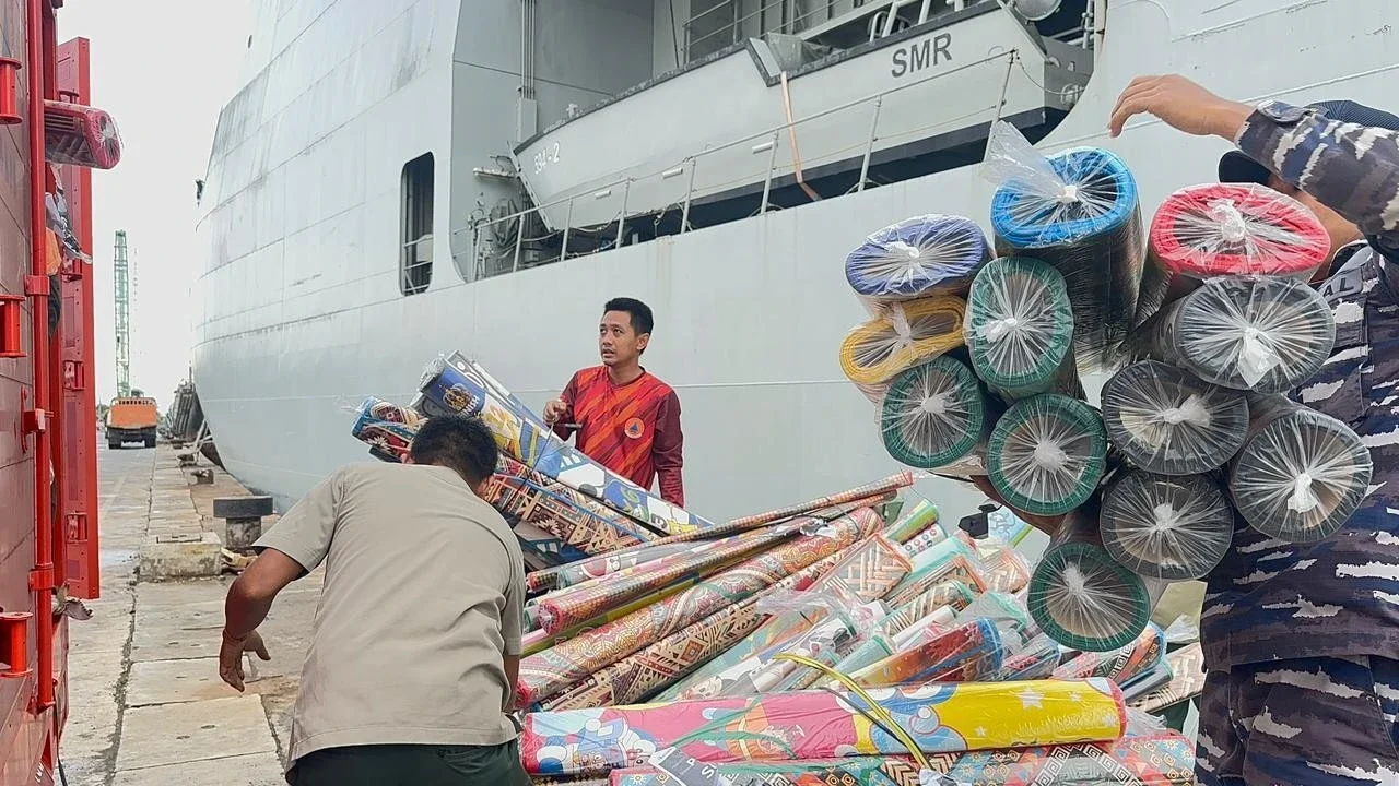 Prajurit TNI Angkatan Laut menurunkan bantuan kemanusiaan dari KRI Semarang-594 di Dermaga Belawan untuk didistribusikan ke wilayah terdampak bencana Sumatera, Jumat (26/12/2025).