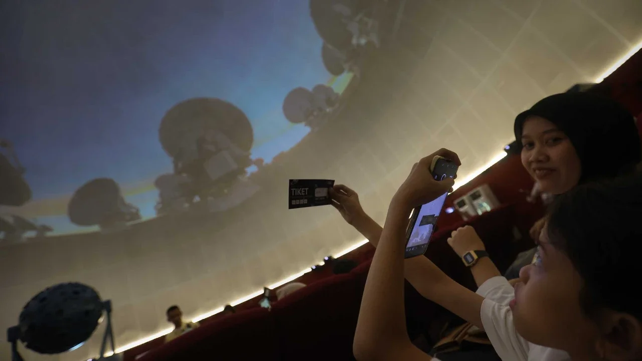 Pengunjung menyaksikan wahana edukasi di Planetarium Taman Ismail Marzuki, Jakarta, Kamis (25/12/2025).