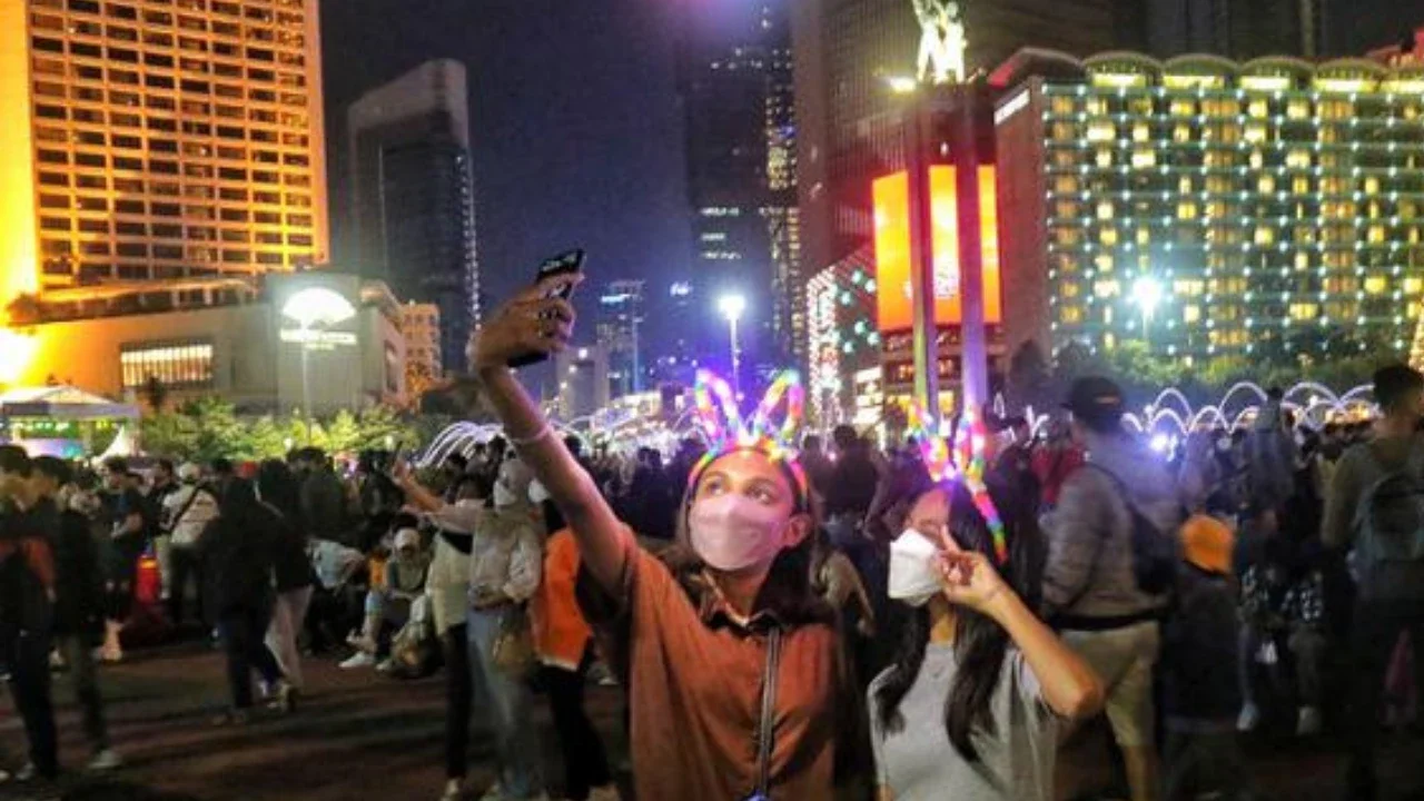 Warga memadati Car Free Night (CFN) pada malam pergantian tahun baru 2023 di kawasan Bundaran Hotel Indonesia, Jakarta, Sabtu (31/12/2022). Banyak warga yang berkumpul merayakan pergantian ta