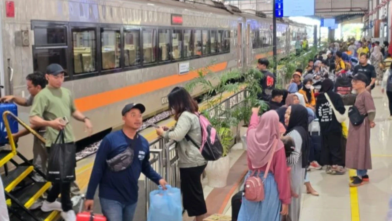 Angkutan Nataru Daop 7 Madiun mencatat lonjakan signifikan, lebih dari 85 ribu penumpang memadati stasiun dalam empat hari pertama, menunjukkan kepercayaan publik pada layanan kereta api.