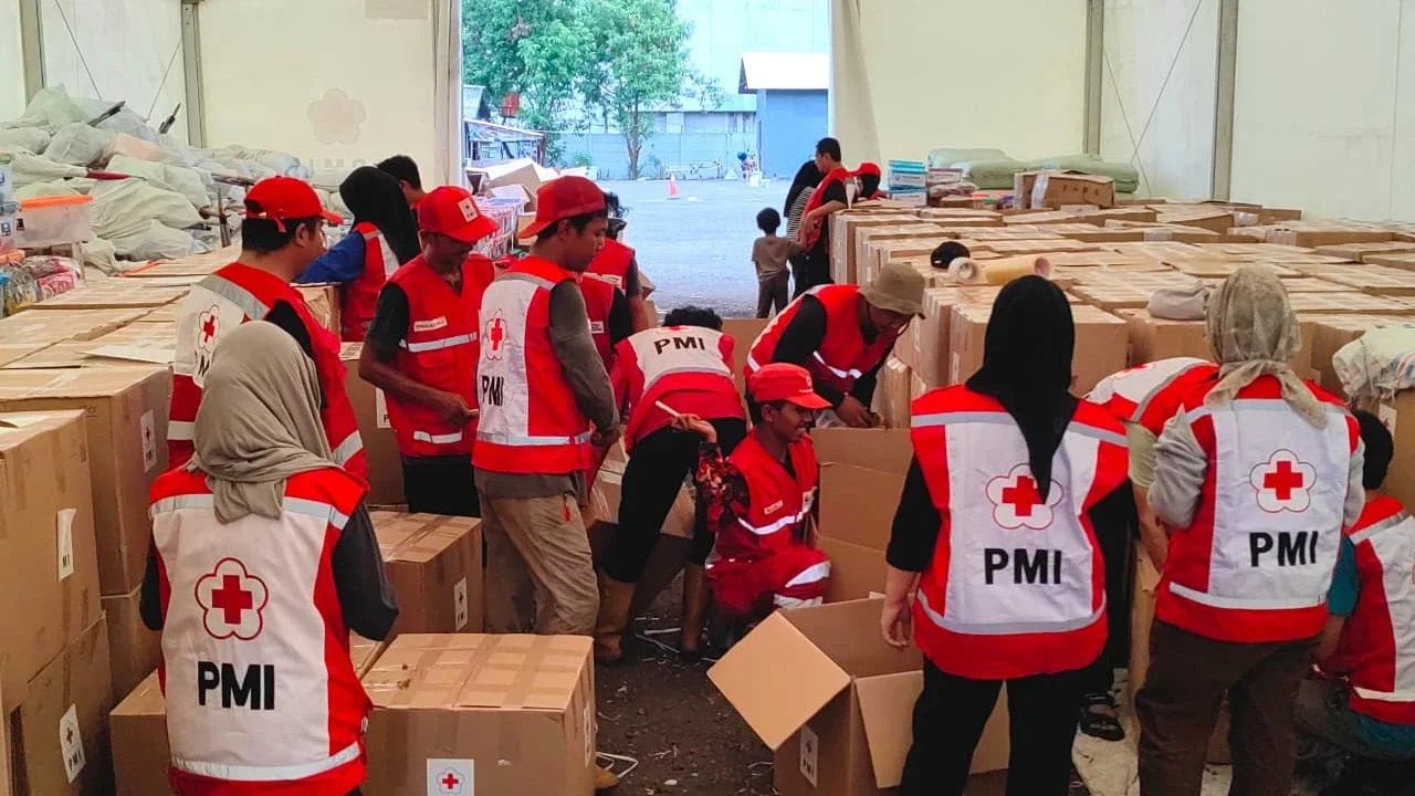 PMI Siap Kirim Puluhan Alat Berat & Ribuan Ton Barang ke Aceh dan Sumut