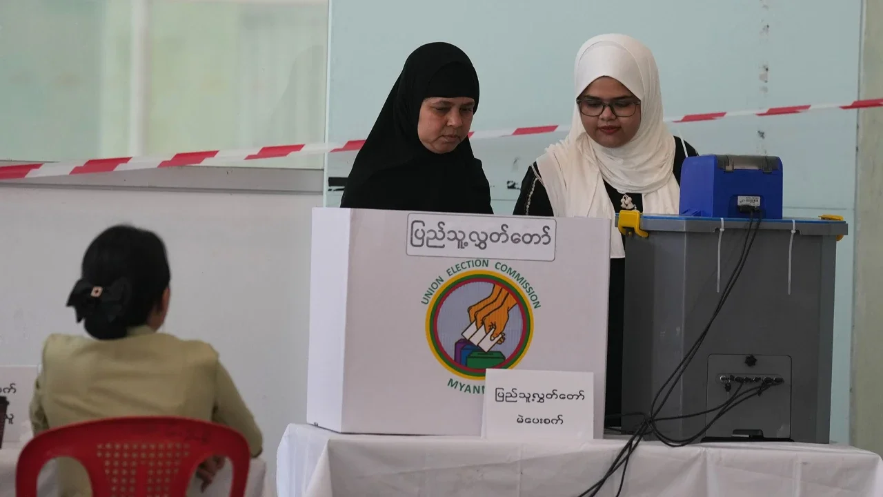 Pemilih memberikan suara di tempat pemungutan suara pada hari Minggu (28/12/2025) di Yangon, Myanmar.