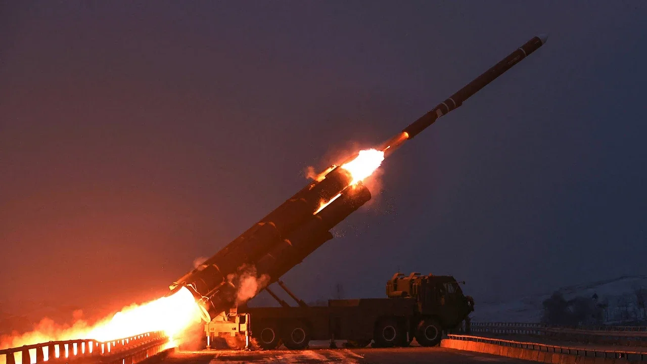 Foto ini diambil pada 28 Desember 2025 dan dirilis Kantor Berita Pusat Korea (KCNA) resmi Korea Utara pada 29 Desember 2025, menunjukkan latihan peluncuran rudal jelajah strategis jarak jauh di Laut Barat Korea Utara