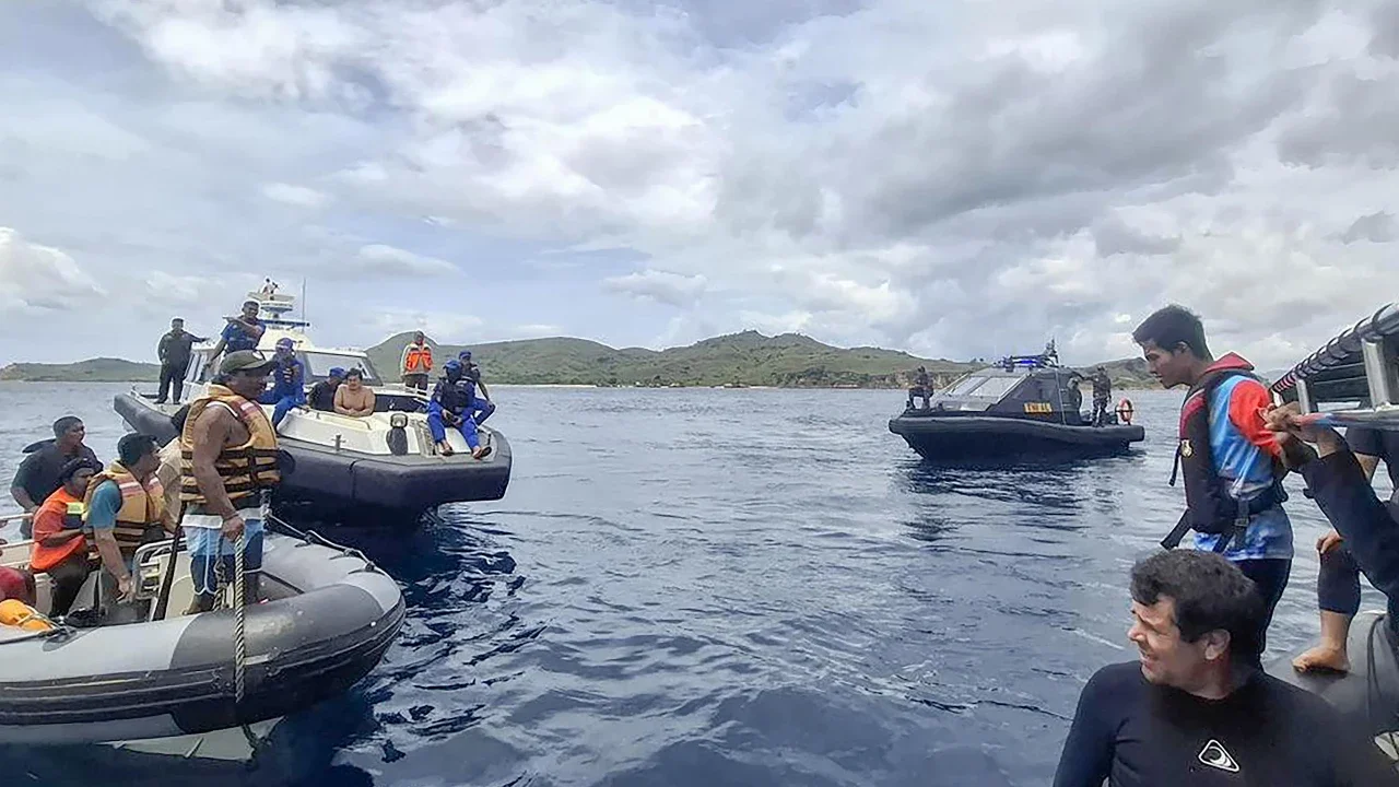 Tim SAR Gabungan saat melakuan pencarian  korban kecelakaan Kapal Motor Putri Sakinah di Perairan Pulau Padar, Kabupaten Manggarai Barat, Minggu (28/12/2025).