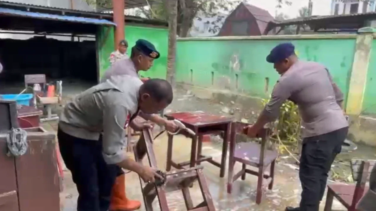 brimob bantu pembersihan pascabencana di sumut